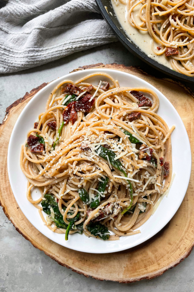 Pasta with Sun Dried Tomatoes and Spinach - hellofrozenbananas.com